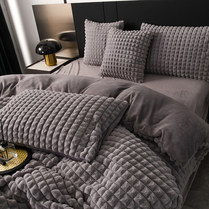 91家纺网 家纺一手货源 找家纺 爵仕家纺 2025新款高端皮草风格兔毛绒保暖四件套 云灰