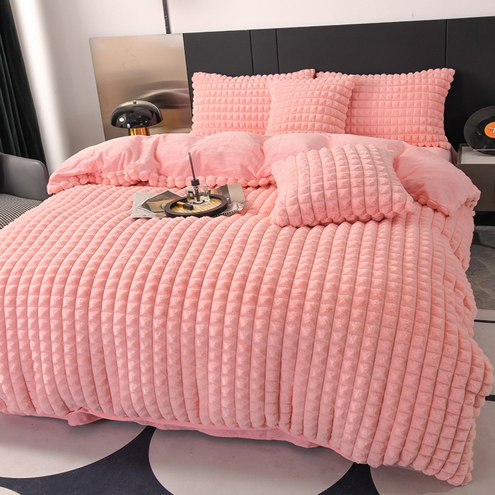 91家纺网 家纺一手货源 找家纺 爵仕家纺 2025新款高端皮草风格兔毛绒保暖四件套 樱花粉