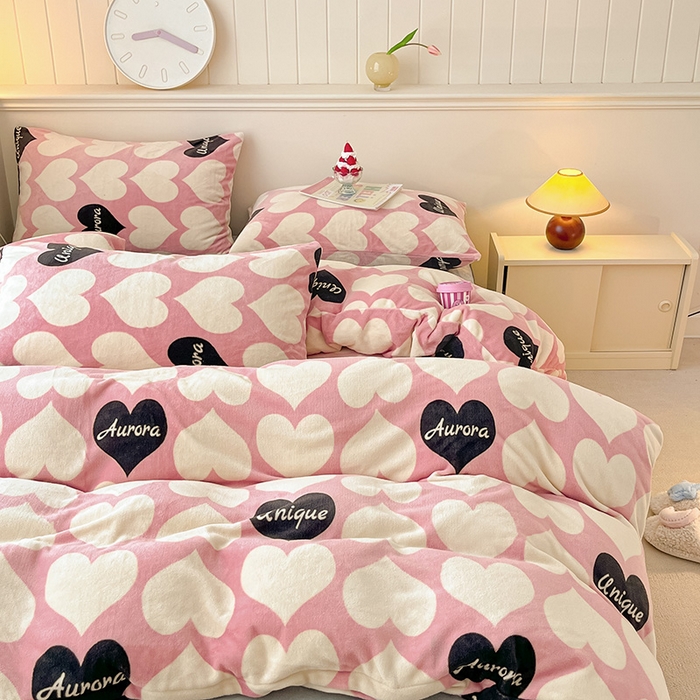 91家纺网 家纺一手货源 找家纺 桃子家居 2023新款ins韩系简约卡通奶油小清新加厚牛奶绒系列四件套 绒-心语粉玉