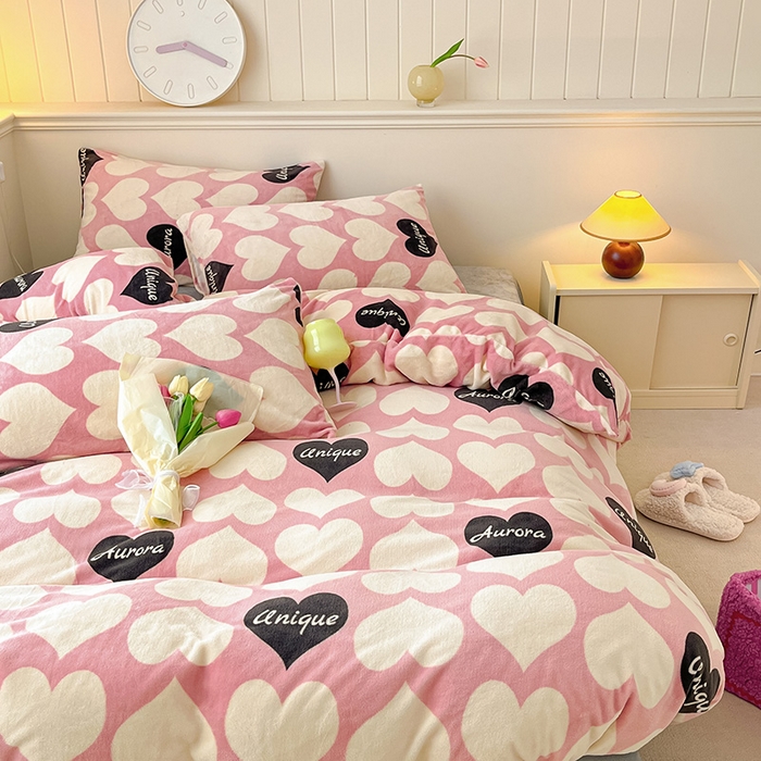 91家纺网 家纺一手货源 找家纺 桃子家居 2023新款ins韩系简约卡通奶油小清新加厚牛奶绒系列四件套 绒-心语粉玉