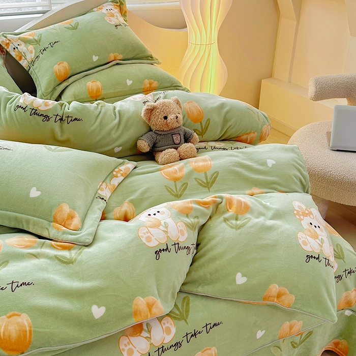 91家纺网 家纺一手货源 找家纺 尚品凤凰2025新款高克重印花牛奶绒四件套-工艺款兔然郁见你-果绿