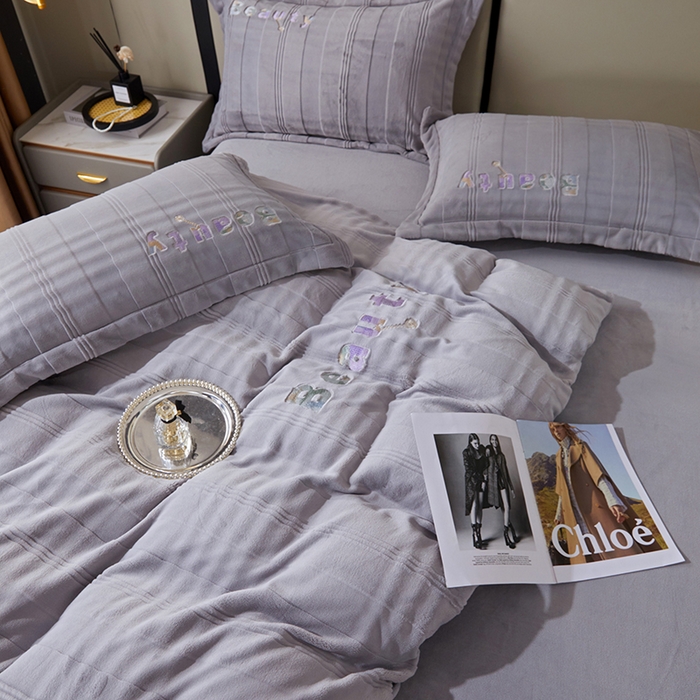 91家纺网 家纺一手货源 找家纺 新款牛奶绒绣花款四件套系列 清仓价！ 灰色