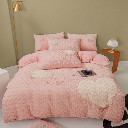 91家纺网 家纺一手货源 找家纺 （总）兄弟坊 2023兔毛玫瑰绒贴布绣四件套风格二