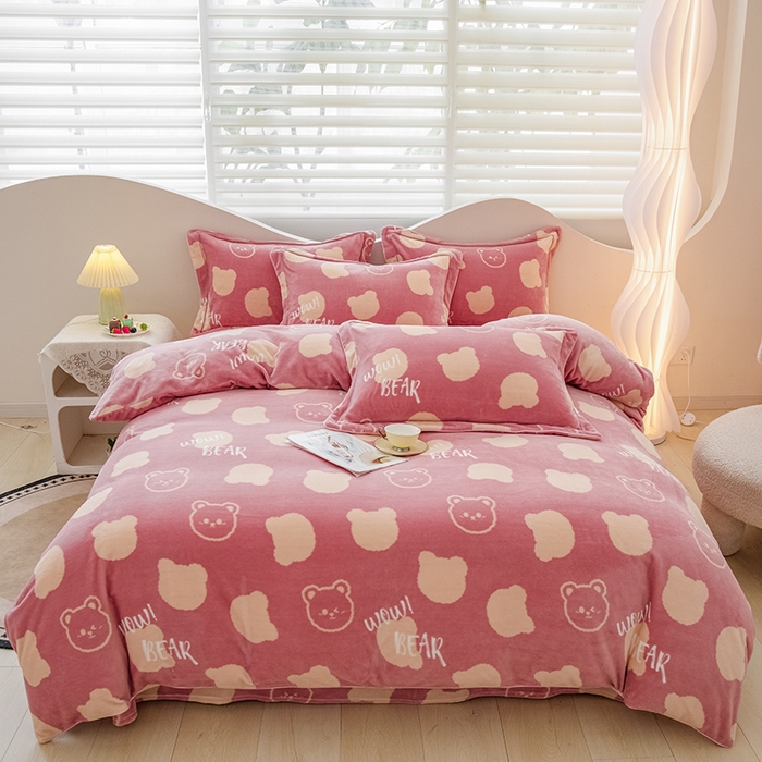 91家纺网 家纺一手货源 找家纺 尚品凤凰2025新款高克重印花牛奶绒四件套-工艺款梦幻笨笨熊