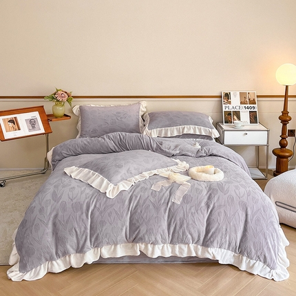 91家纺网 家纺一手货源 找家纺 （总）桃子家居 2023新款A类高克重230克法式烂花雕花提花加厚韩版花边牛奶绒四件套