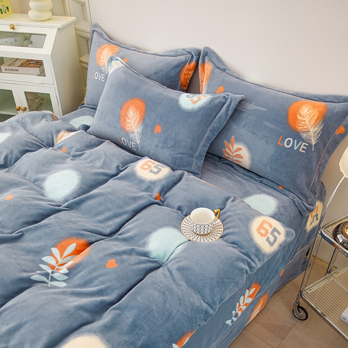 91家纺网 家纺一手货源 找家纺 尚品凤凰2025新款高克重印花牛奶绒四件套-工艺款一叶知秋-蓝灰