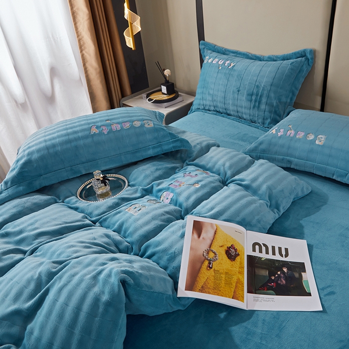 91家纺网 家纺一手货源 找家纺 新款牛奶绒绣花款四件套系列 清仓价！ 宝石蓝