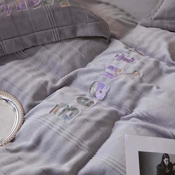 91家纺网 家纺一手货源 找家纺 新款牛奶绒绣花款四件套系列 清仓价！ 灰色