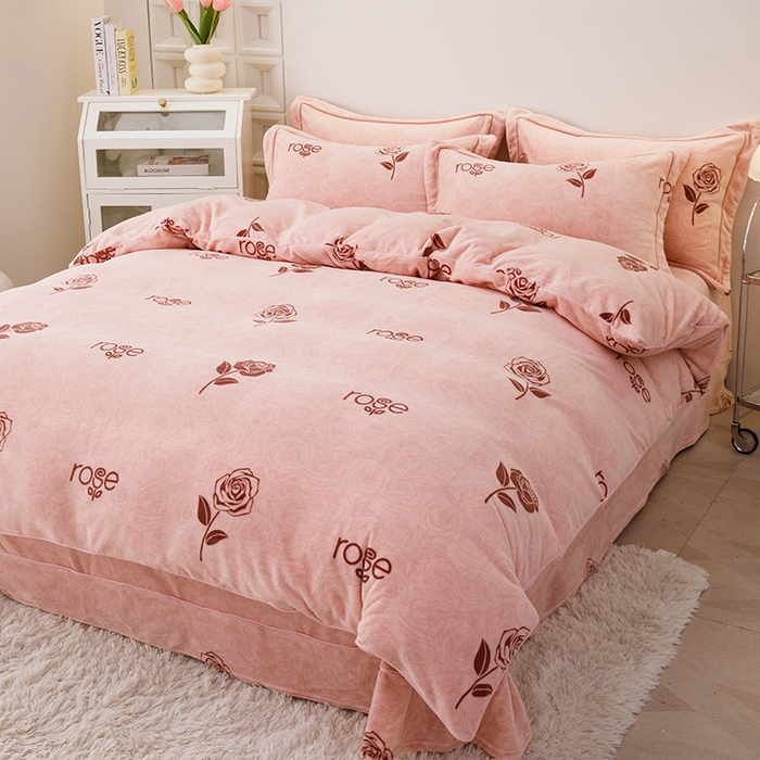 91家纺网 家纺一手货源 找家纺 尚品凤凰2025新款高克重印花牛奶绒四件套-工艺款盈盈花语-粉