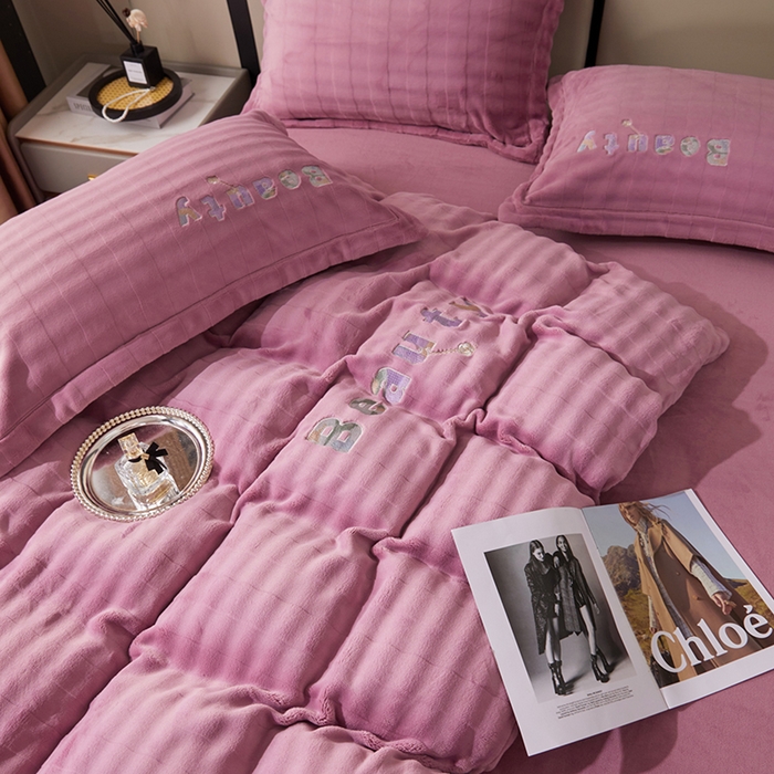 91家纺网 家纺一手货源 找家纺 新款牛奶绒绣花款四件套系列 清仓价！ 紫豆沙