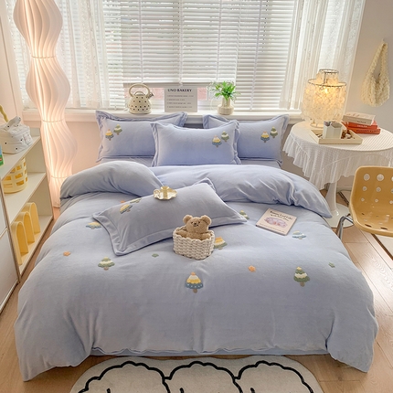 91家纺网 家纺一手货源 找家纺 芯贝儿2023新款高克重卡通牛奶绒毛巾绣花四件套--圣诞树 1.2m床单款三件套 圣诞树--迷雾灰 天空兰
