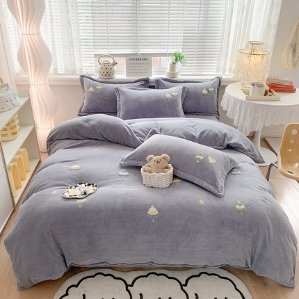 91家纺网 家纺一手货源 找家纺 （总）芯贝儿2023新款高克重卡通牛奶绒毛巾绣花四件套--圣诞树 1.2m床单款三件套 圣诞树--迷雾灰