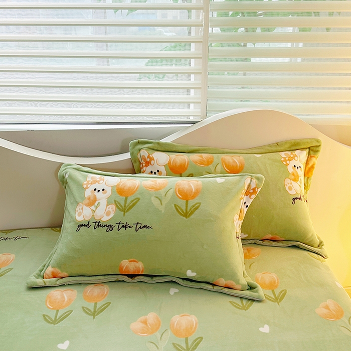 91家纺网 家纺一手货源 找家纺 尚品凤凰2025新款高克重印花牛奶绒四件套-工艺款兔然郁见你-果绿