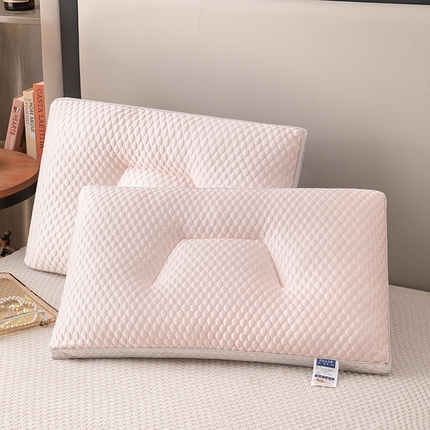 91家纺网 家纺一手货源 找家纺 芯宜佳 2023新款凉感豆豆护颈冰丝枕—XYJ031 粉色74*48*10cm