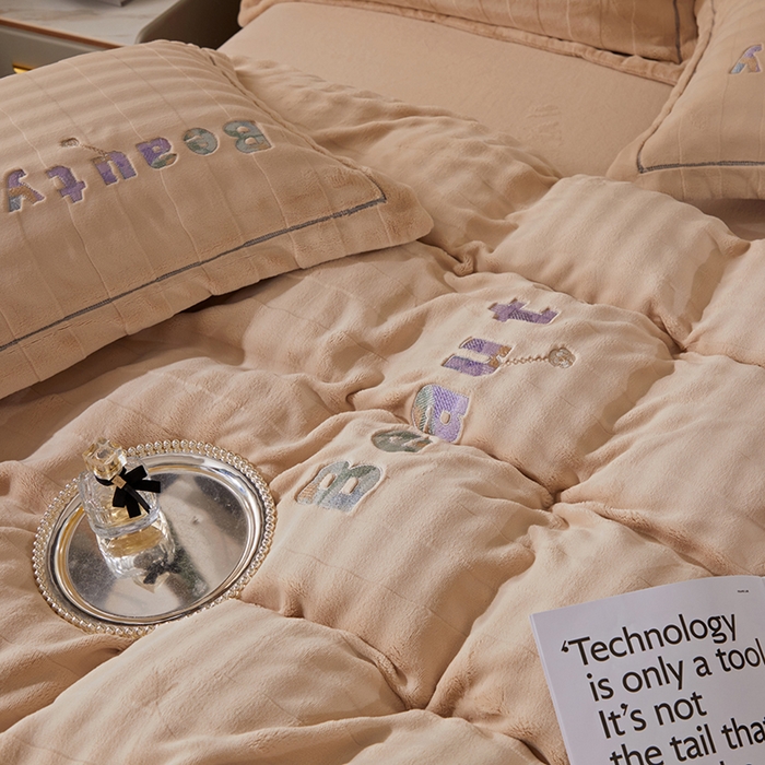 91家纺网 家纺一手货源 找家纺 新款牛奶绒绣花款四件套系列 清仓价！ 米色