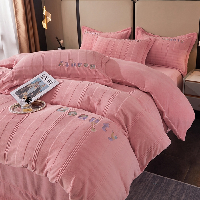 91家纺网 家纺一手货源 找家纺 新款牛奶绒绣花款四件套系列 清仓价！ 浅粉