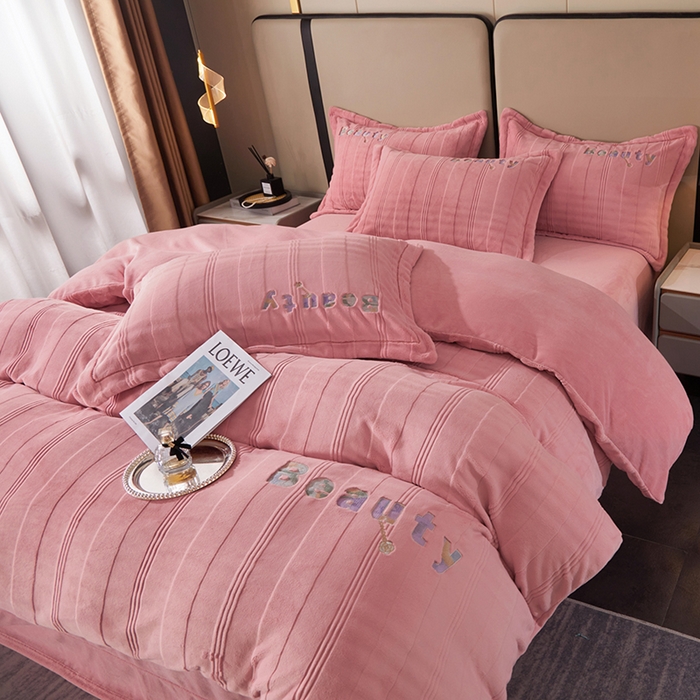 91家纺网 家纺一手货源 找家纺 新款牛奶绒绣花款四件套系列 清仓价！ 浅粉