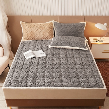 91家纺网 家纺一手货源 找家纺 东宇 2024新款A类提花牛奶绒床垫 古典灰