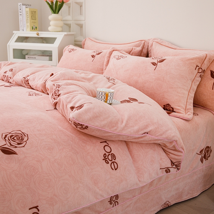 91家纺网 家纺一手货源 找家纺 尚品凤凰2025新款高克重印花牛奶绒四件套-工艺款盈盈花语-粉