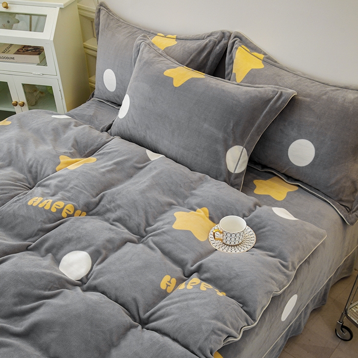 91家纺网 家纺一手货源 找家纺 尚品凤凰2025新款高克重印花牛奶绒四件套-工艺款幸运星-灰