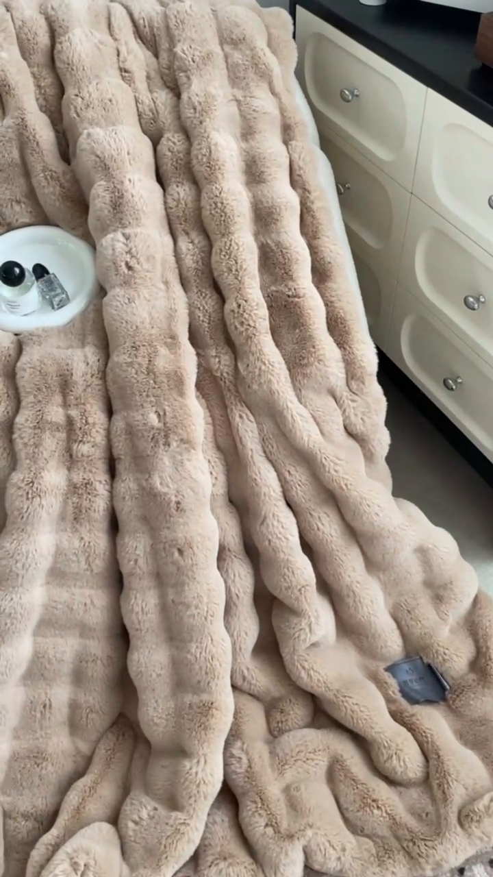 91家纺网 家纺一手货源 找家纺 尚品绵羊毛毯 2025新款仿裘皮皮草貂皮毛毯轻奢高端婚庆加厚双层拉舍尔毛毯 奶茶驼