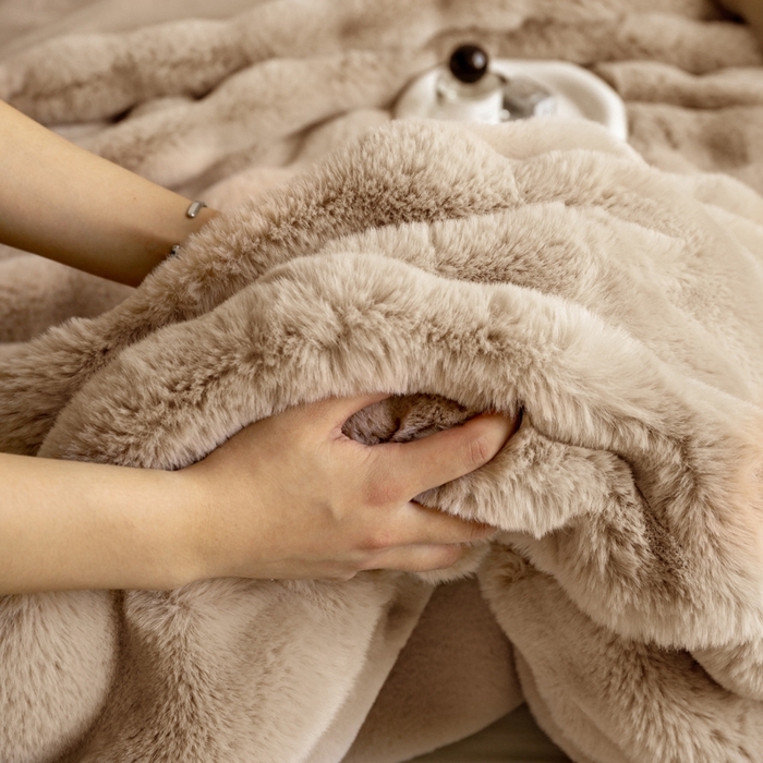 91家纺网 家纺一手货源 找家纺 尚品绵羊毛毯 2025新款仿裘皮皮草貂皮毛毯轻奢高端婚庆加厚双层拉舍尔毛毯 奶茶驼