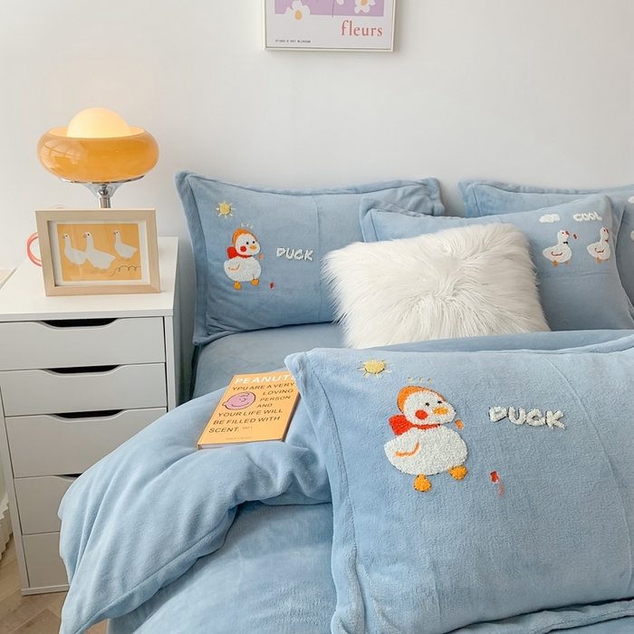 91家纺网 家纺一手货源 找家纺 （总）蜜柚 2024新款直播牛奶绒四件套卡通毛巾绣宝宝法莱绒