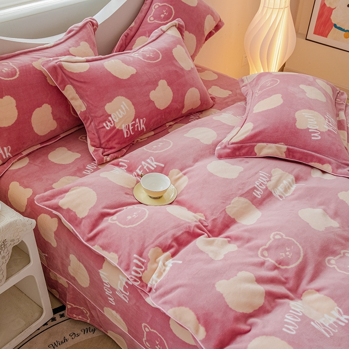 91家纺网 家纺一手货源 找家纺 尚品凤凰2025新款高克重印花牛奶绒四件套-工艺款梦幻笨笨熊