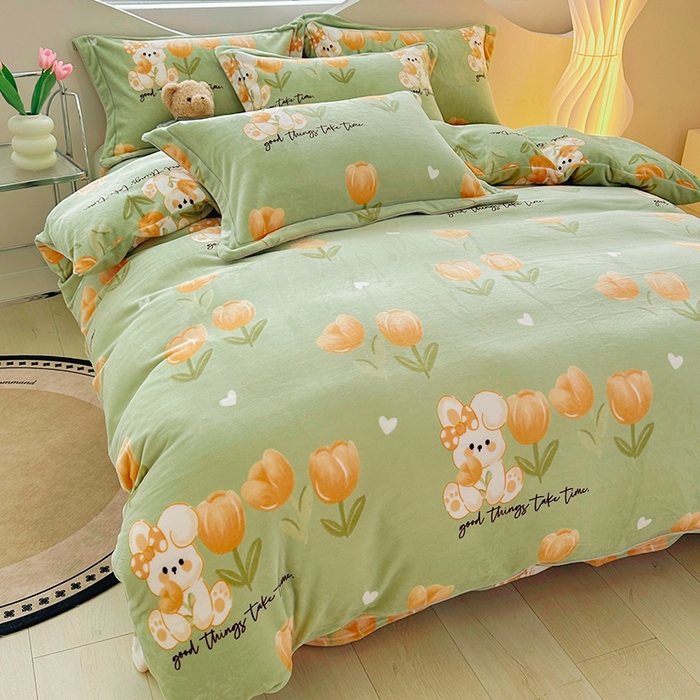 91家纺网 家纺一手货源 找家纺 尚品凤凰2025新款高克重印花牛奶绒四件套-工艺款兔然郁见你-果绿