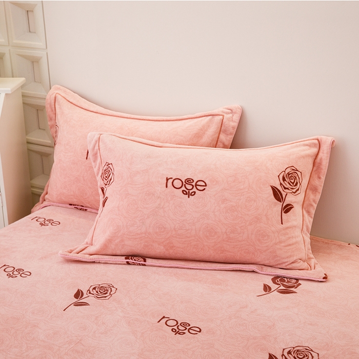 91家纺网 家纺一手货源 找家纺 尚品凤凰2025新款高克重印花牛奶绒四件套-工艺款盈盈花语-粉