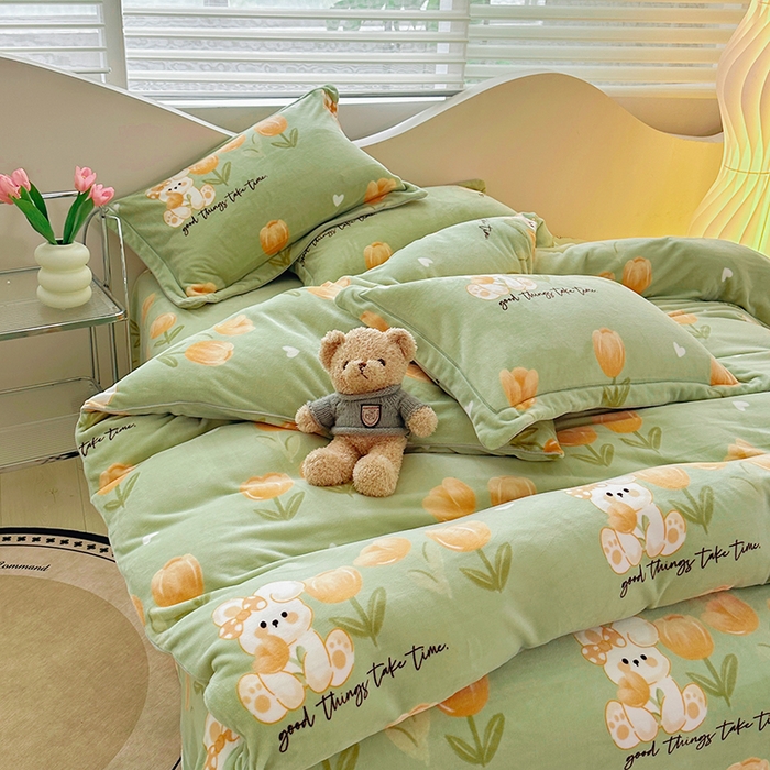 91家纺网 家纺一手货源 找家纺 尚品凤凰2025新款高克重印花牛奶绒四件套-工艺款兔然郁见你-果绿