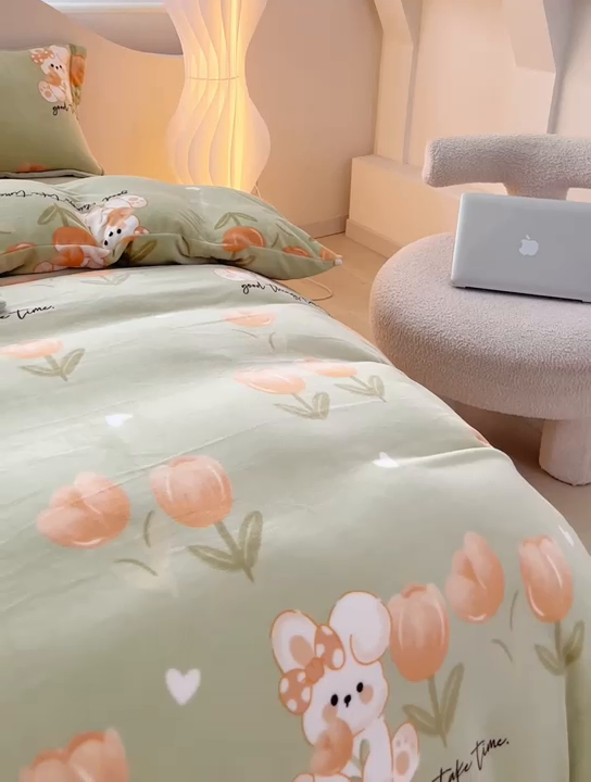 91家纺网 家纺一手货源 找家纺 尚品凤凰2025新款高克重印花牛奶绒四件套-工艺款兔然郁见你-果绿