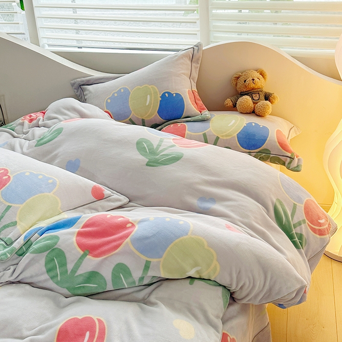 91家纺网 家纺一手货源 找家纺 尚品凤凰2025新款高克重印花牛奶绒四件套-工艺款心恋时刻-白