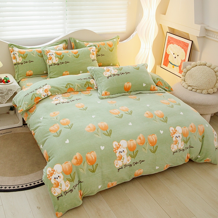 91家纺网 家纺一手货源 找家纺 尚品凤凰2025新款高克重印花牛奶绒四件套-工艺款兔然郁见你-果绿