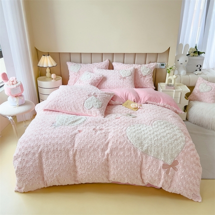 91家纺网 家纺一手货源 找家纺 兄弟坊 2024新款兔毛玫瑰绒贴布绣四件套风格一 心愿-淡粉