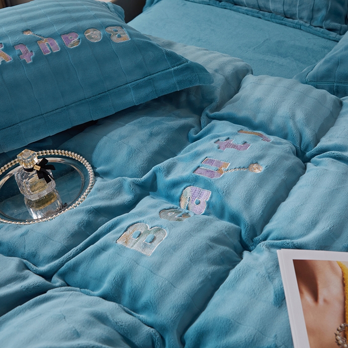 91家纺网 家纺一手货源 找家纺 新款牛奶绒绣花款四件套系列 清仓价！ 宝石蓝