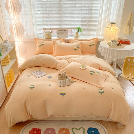 91家纺网 家纺一手货源 找家纺 芯贝儿2023新款高克重卡通牛奶绒毛巾绣花四件套--圣诞树 1.2m床单款三件套 圣诞树--迷雾灰 布丁黄