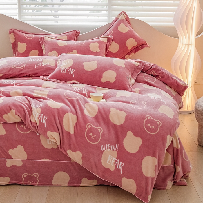 91家纺网 家纺一手货源 找家纺 尚品凤凰2025新款高克重印花牛奶绒四件套-工艺款梦幻笨笨熊