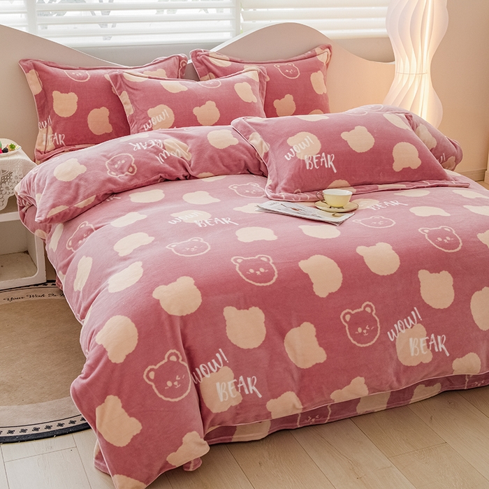 91家纺网 家纺一手货源 找家纺 尚品凤凰2025新款高克重印花牛奶绒四件套-工艺款梦幻笨笨熊