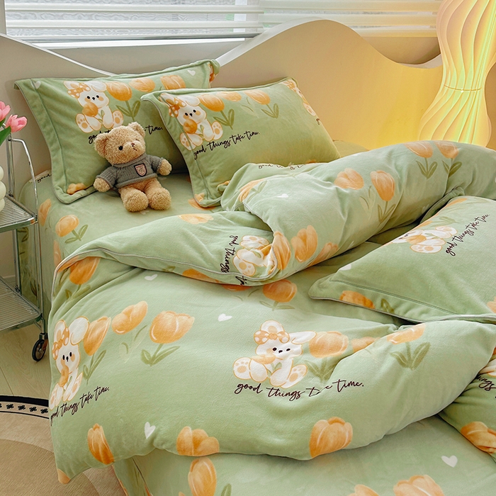 91家纺网 家纺一手货源 找家纺 尚品凤凰2025新款高克重印花牛奶绒四件套-工艺款兔然郁见你-果绿