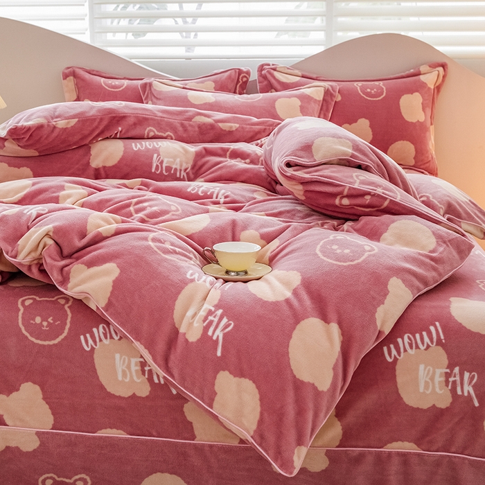 91家纺网 家纺一手货源 找家纺 尚品凤凰2025新款高克重印花牛奶绒四件套-工艺款梦幻笨笨熊