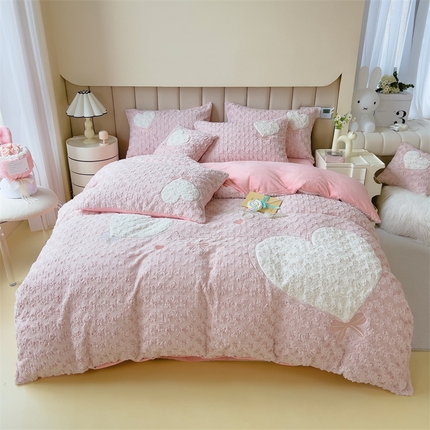 91家纺网 家纺一手货源 找家纺 （总）兄弟坊 2024新款兔毛玫瑰绒贴布绣四件套风格一