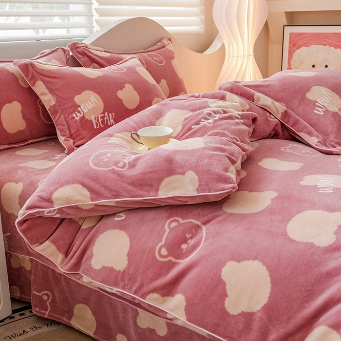 91家纺网 家纺一手货源 找家纺 尚品凤凰2025新款高克重印花牛奶绒四件套-工艺款梦幻笨笨熊