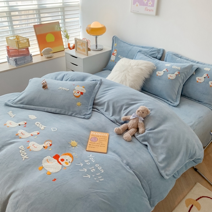 91家纺网 家纺一手货源 找家纺 （总）蜜柚 2024新款直播牛奶绒四件套卡通毛巾绣宝宝法莱绒