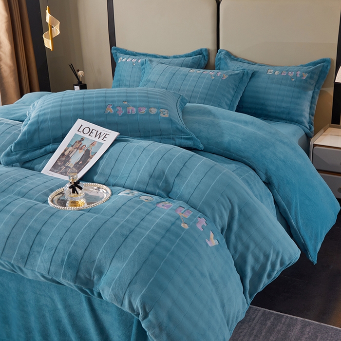 91家纺网 家纺一手货源 找家纺 新款牛奶绒绣花款四件套系列 清仓价！ 宝石蓝