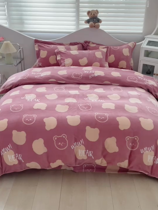 91家纺网 家纺一手货源 找家纺 尚品凤凰2025新款高克重印花牛奶绒四件套-工艺款梦幻笨笨熊