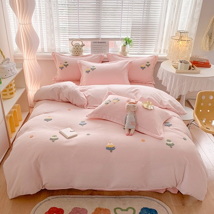 91家纺网 家纺一手货源 找家纺 （总）芯贝儿2023新款高克重卡通牛奶绒毛巾绣花四件套--圣诞树 1.2m床单款三件套 圣诞树--迷雾灰