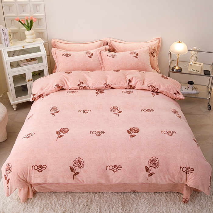 91家纺网 家纺一手货源 找家纺 尚品凤凰2025新款高克重印花牛奶绒四件套-工艺款盈盈花语-粉