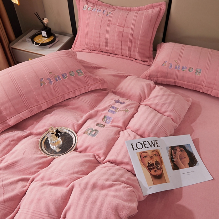 91家纺网 家纺一手货源 找家纺 新款牛奶绒绣花款四件套系列 清仓价！ 浅粉