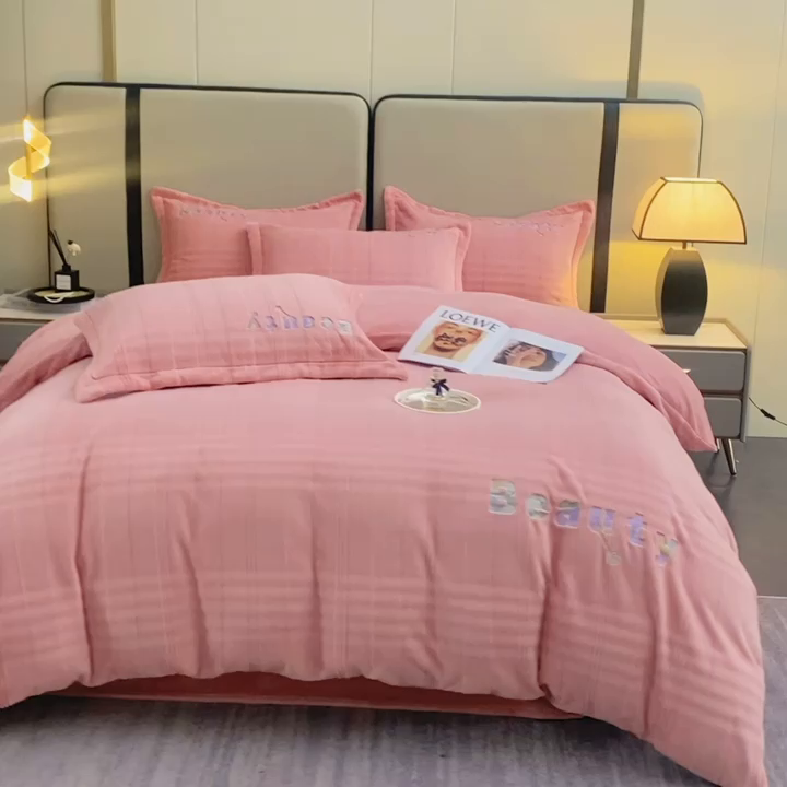 91家纺网 家纺一手货源 找家纺 新款牛奶绒绣花款四件套系列 清仓价！ 浅粉